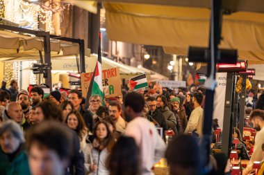 Palermo, Sicilya, İtalya 14 Ocak 2024 gece Via Maqueda 'da Filistin yanlısı bir gösteri..