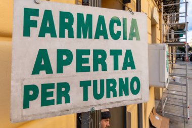 Palermo, Sicilya, İtalya 21 Ocak 2024 İtalyanca bir eczanedeki yeşil işaret diyor ki:.