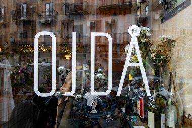 Palermo, Sicilya, İtalya 21 Ocak 2024 Tarihi eski kasabadaki Ojda İsveç fırınında bir pencere levhası.