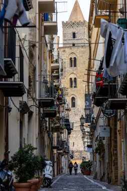 Cefalu, Sicilya, İtalya 14 Ocak 2024 Cefalu Katedrali 'ne giden dar bir sokakta yürüyen insanlar.