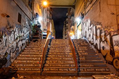 Palermo, Sicilya, İtalya. 17 Ocak 2024. Arka sokaktaki pis merdivenler. Merdivenlerde İtalyanca yazılar var..