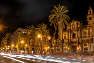 Palermo, Sicilya, İtalya Roma ve Saint Domenico Kilisesi 'nde trafik çizgileri var.,