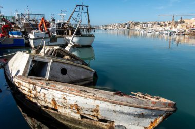 Sciacca, Sicilya, İtalya Eski balıkçı limanında batık bir ahşap balıkçı teknesi.