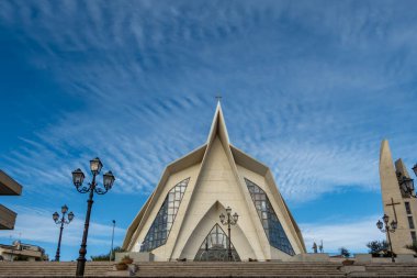 Santa Margherita di Belice, Sicilya, İtalya, kasabanın merkezindeki modern Chiesa Madre Kilisesi..