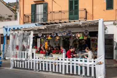 Palermo, Sicilya, İtalya 19 Ocak 2024 Mondello sahilindeki bir kafede müşteriler..