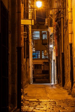 Palermo, Sicilya, İtalya Gece şehir merkezinde bir arka sokak.