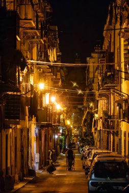 Palermo, Sicilya, İtalya 20 Ocak 2024 Via Porta di Castro 'da yürüyen yayalar..