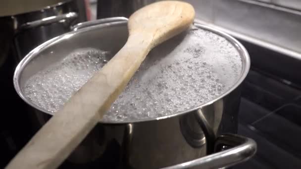 Koka Pasta Vatten Induktionsspishäll Och Träsked För Att Förhindra Kokning — Stockvideo