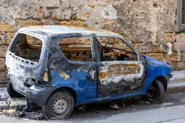 Palermo, Sicilya, İtalya Bir konut caddesinde yanmış bir araba.