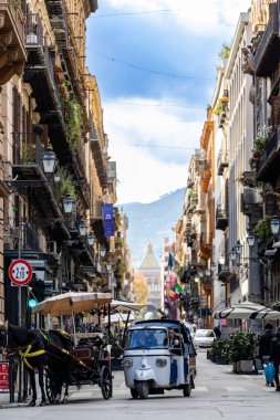 Palermo, Sicilya, İtalya 17 Ocak 2024 Via Vittorio Emanuele 'de bir at arabası scooter' ı çekti..
