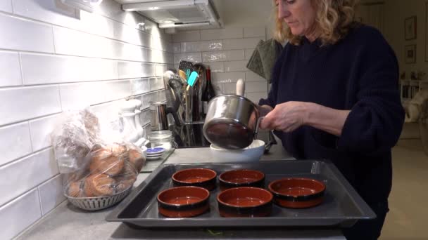 Stockholm Schweden Eine Frau Kocht Einer Wohnküche Creme Brulee Desserts — Stockvideo