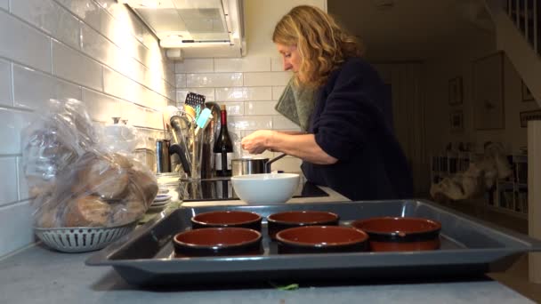 Стокгольм Швеция Женщина Кухне Дома Готовит Десерты Creme Brulee Прилавке — стоковое видео