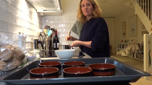Stockholm Schweden Eine Frau Kocht Einer Wohnküche Creme Brulee Desserts — Stockvideo