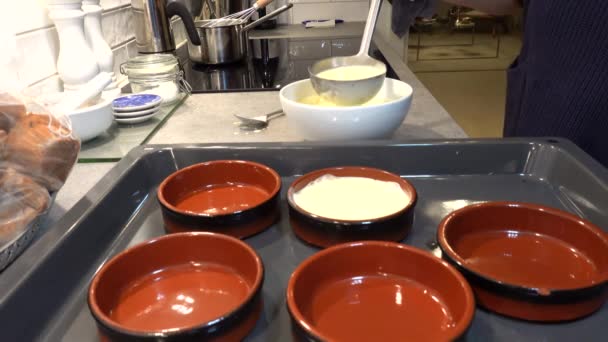 Стокгольм Швеция Женщина Кухне Дома Готовит Десерты Creme Brulee Прилавке — стоковое видео