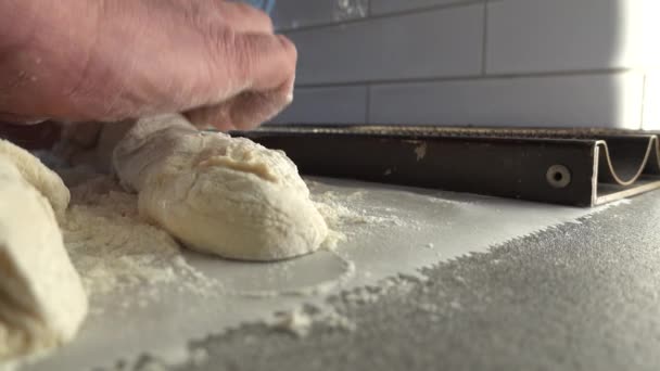 Чоловік Робить Французькі Багети Домашній Кухні Тістом Борошном Восковому Папері — стокове відео