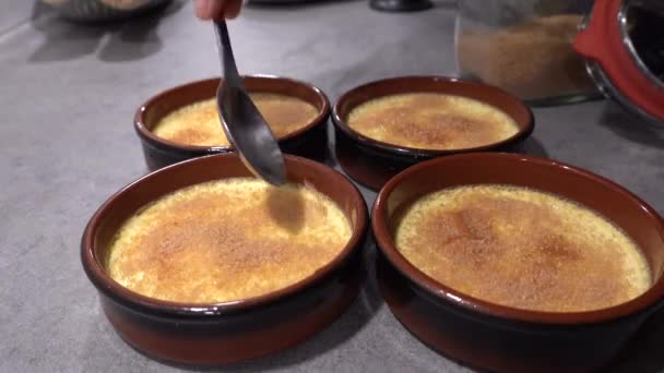 Cocinero Aplica Azúcar Superficie Postre Brulee Crema Para Caramelizar Parte — Vídeo de stock