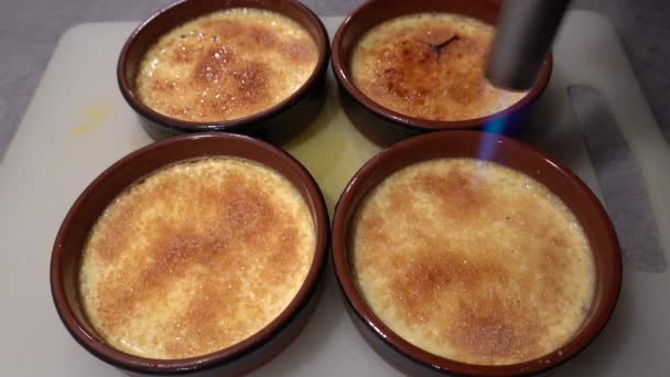 Kucharz Nakłada Gorącą Pochodnię Cukrową Powierzchnię Deseru Creme Brulee Aby — Wideo stockowe