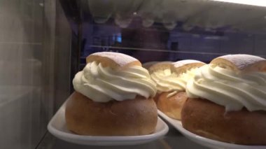 Stockholm, İsveç Semlor hamur işleri fırında satılıyor..
