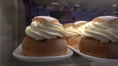 Stockholm, İsveç Semlor hamur işleri fırında satılıyor..