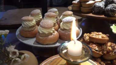 Stockholm, İsveç Semlor hamur işleri fırında satılıyor..