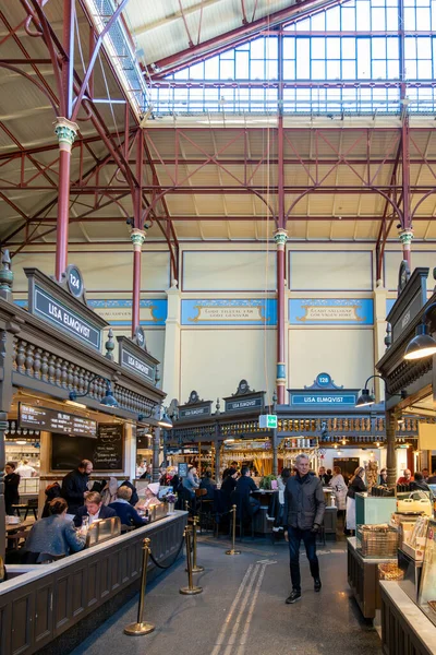 Stockholm, İsveç 5 Şubat 2024 Östermalm Saluhall gıda sahasının iç kesimi..