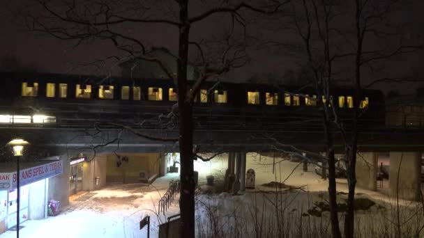 ストックホルム スウェーデンの重雪はヴァスタープトンネルバナまたはヴァスタープ郊外のメトロトラックの上に落ちる — ストック動画