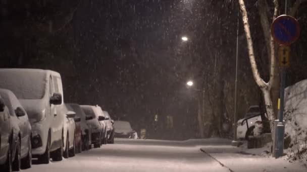 Sztokholm Szwecja Ulica Mieszkalna Zaparkowanymi Samochodami Podczas Burzy Śnieżnej Przedmieściach — Wideo stockowe