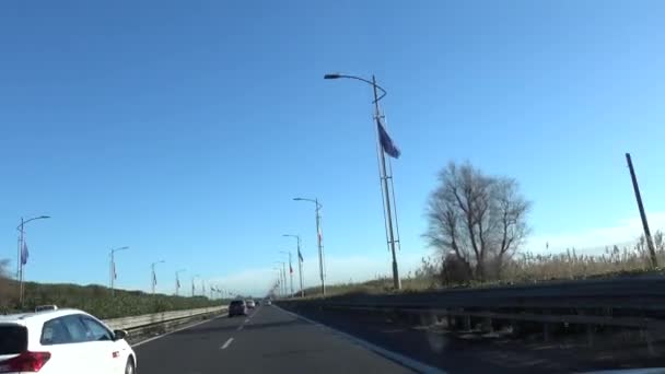 Roma Itália Bandeiras Italianas Europeias Postes Iluminação Estrada E80 — Vídeo de Stock