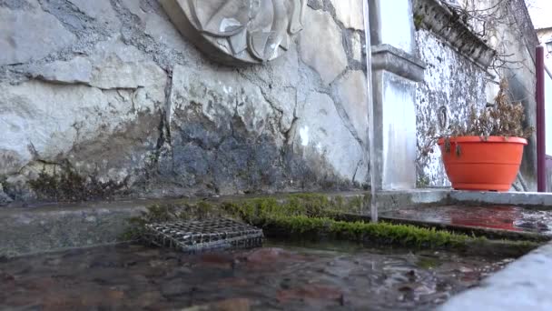 Castrovalva Italia Una Fontana Pubblica Con Acqua Corrente Sulla Piazza — Video Stock