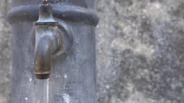 Castrovalva Itálie Veřejná Vodní Fontána Tekoucí Vodou Nábřeží — Stock video