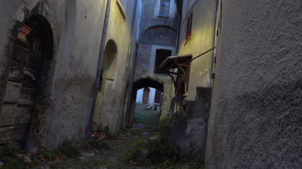 Secinaro Olaszország Egy Turista Pár Sétál Egy Régi Sikátorban Elhagyatott — Stock videók