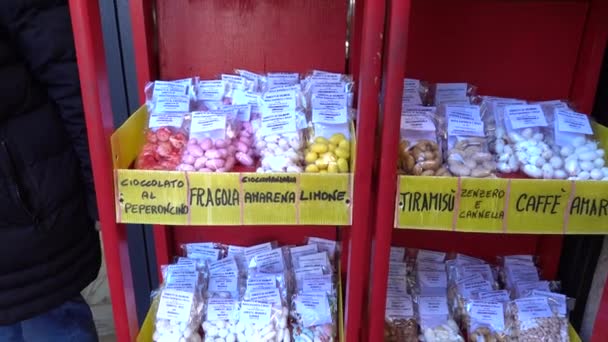 意大利苏尔莫纳一家糖果店的无牌糖果糖果展示会 — 图库视频影像
