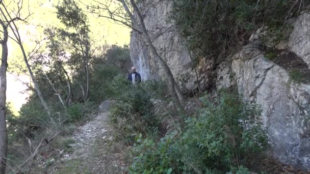ゴールディ サンヴェンツィオ ライアノ イタリア 男は古代ローマの水道と一緒に峡谷の木造の道をハイキング — ストック動画