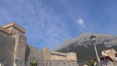 Celano, İtalya Kasabanın merkezindeki güçlendirilmiş şato Castello Piccolomini. 