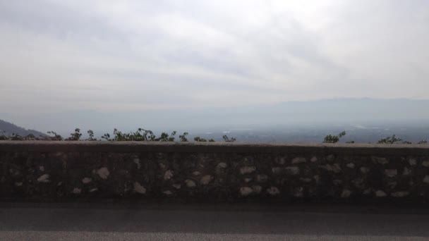 Celano Italië Een Man Loopt Een Smalle Stenen Muur Stad — Stockvideo