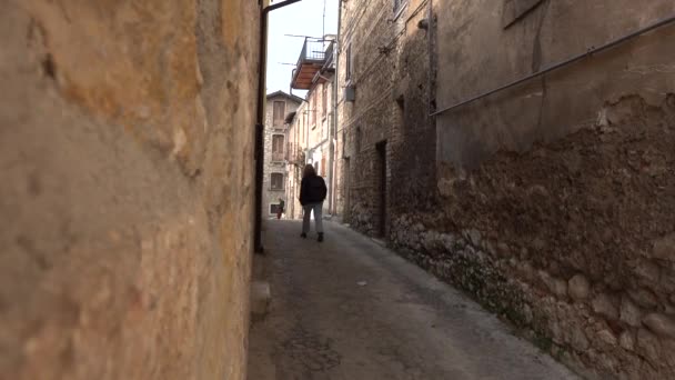 Celano Itália Uma Mulher Caminha Beco Traseiro Cidade — Vídeo de Stock