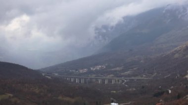 Cocullo, İtalya Bir vadi boyunca yükseltilmiş E80 otoyolunun manzarası 