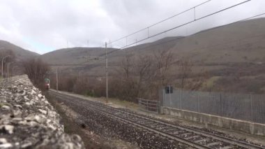 Cocullo, L 'Aquila ili, İtalya. Bir İtalyan yolcu treni raylardan geçiyor.