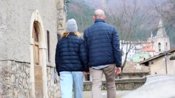 Scanno Italien Ein Touristenpaar Spaziert Durch Die Altstadt — Stockvideo
