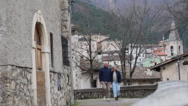 Scanno Italien Ein Touristenpaar Spaziert Durch Die Altstadt — Stockvideo