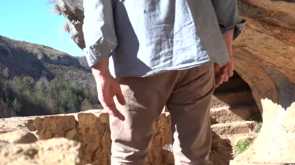 ロカモリス イタリア 男は岩に刻まれた古代の修道院サンバルトロメオのエルミタージュに入ります — ストック動画