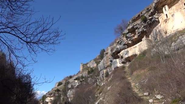 Roccamorice Olaszország Ősi Eremo San Bartolomeo Kolostor Sziklában Abruzzo Régióban — Stock videók