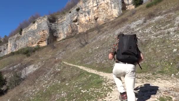 Rockamorice Ιταλία Ένας Άνθρωπος Περπατά Ένα Μονοπάτι Στα Βουνά Στο — Αρχείο Βίντεο
