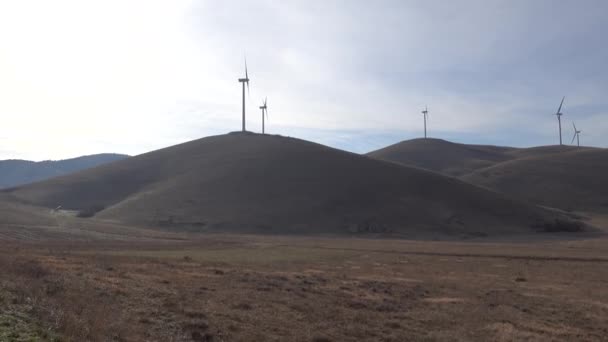 Goriano Sicoli Talya Dağların Tepesinde Dönen Rüzgar Türbinleri — Stok video