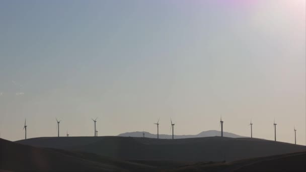 Goriano Sicoli Talya Dağların Tepesinde Dönen Rüzgar Türbinleri — Stok video