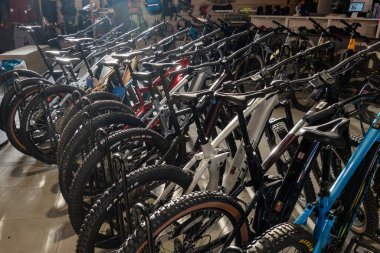 L 'Aquila, İtalya 13 Şubat 2024 Bir bisiklet mağazasında satılık elektrikli dağ bisikletleri.