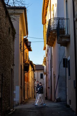 L 'Aquila, İtalya 13 Şubat 2024 tarihi şehir merkezinde yürüyen yayalar.