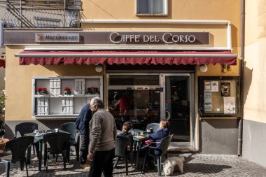 Pratola, İtalya 16 Şubat 2024 Tarihi şehir merkezindeki Cafe det Corso Kafe 'nin dışındaki insanlar.