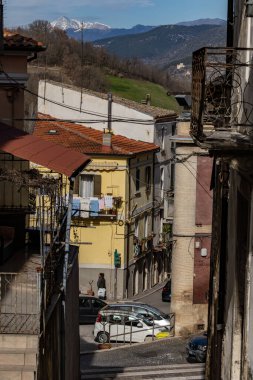 Pratola, İtalya 16 Şubat 2024 Eski şehir sokaklarında yürüyen yayalar.