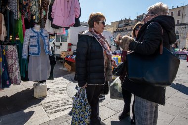 Sulmona, İtalya 18 Şubat 2024 Yerel yayalar Pazar günü şehir merkezinde Piazza Giuseppe Garibaldi 'de sokakta sohbet ediyorlar..